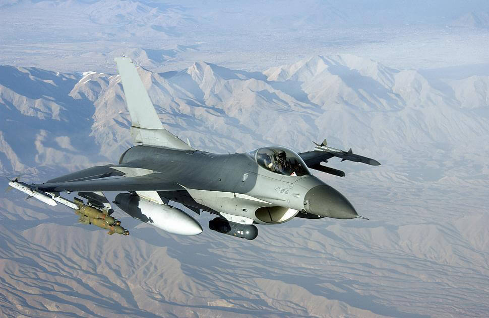 פוד הלייטנינג על גבי מטוס קרב